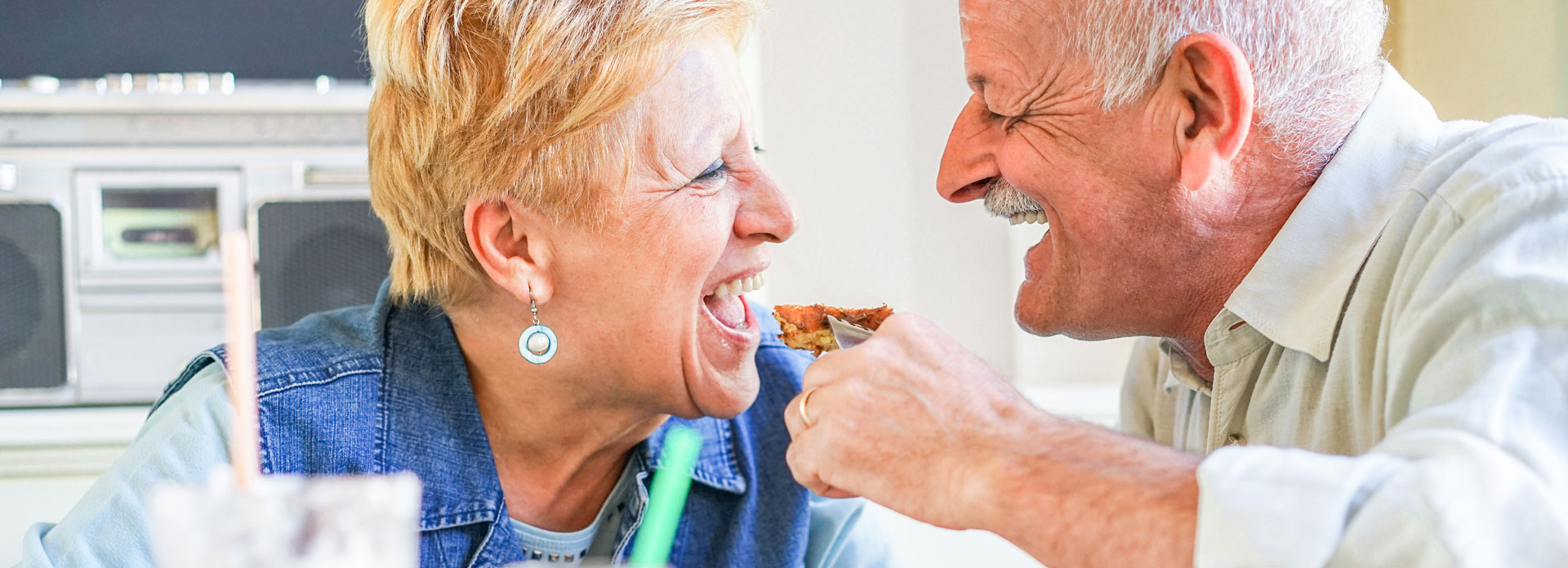 couple enjoying fresh meals delivered to their home